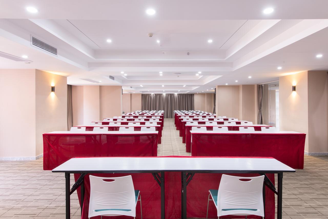 Manhatton Hotel Guilin North Railway Station Экстерьер фото