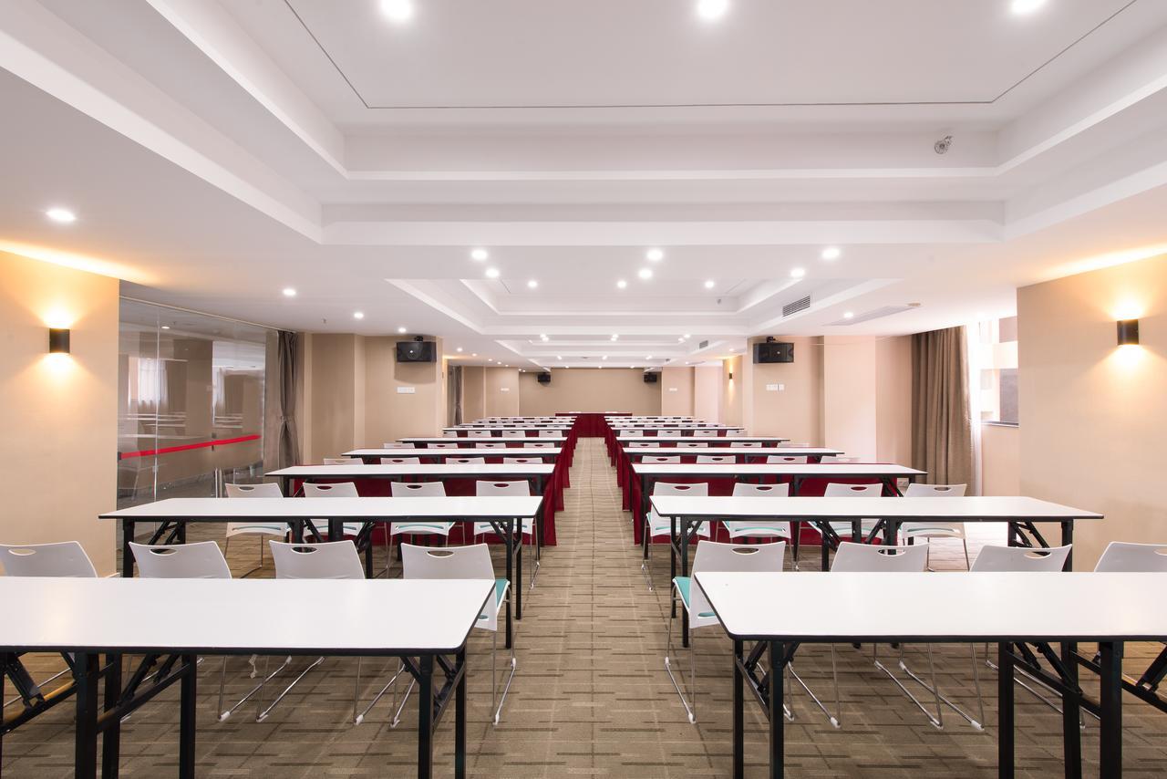 Manhatton Hotel Guilin North Railway Station Экстерьер фото
